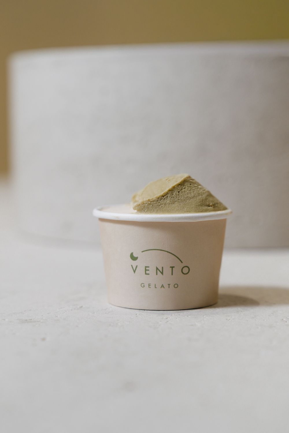 VENTO GELATO 紙杯裝義式冰淇淋，置於質感石材檯面上
