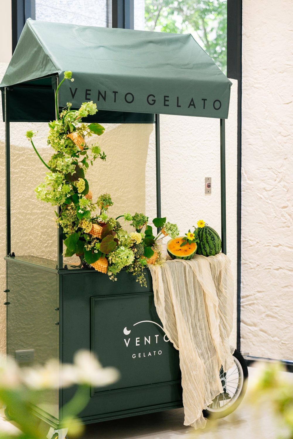VENTO GELATO 綠色冰淇淋餐車,以花藝與甜筒裝飾