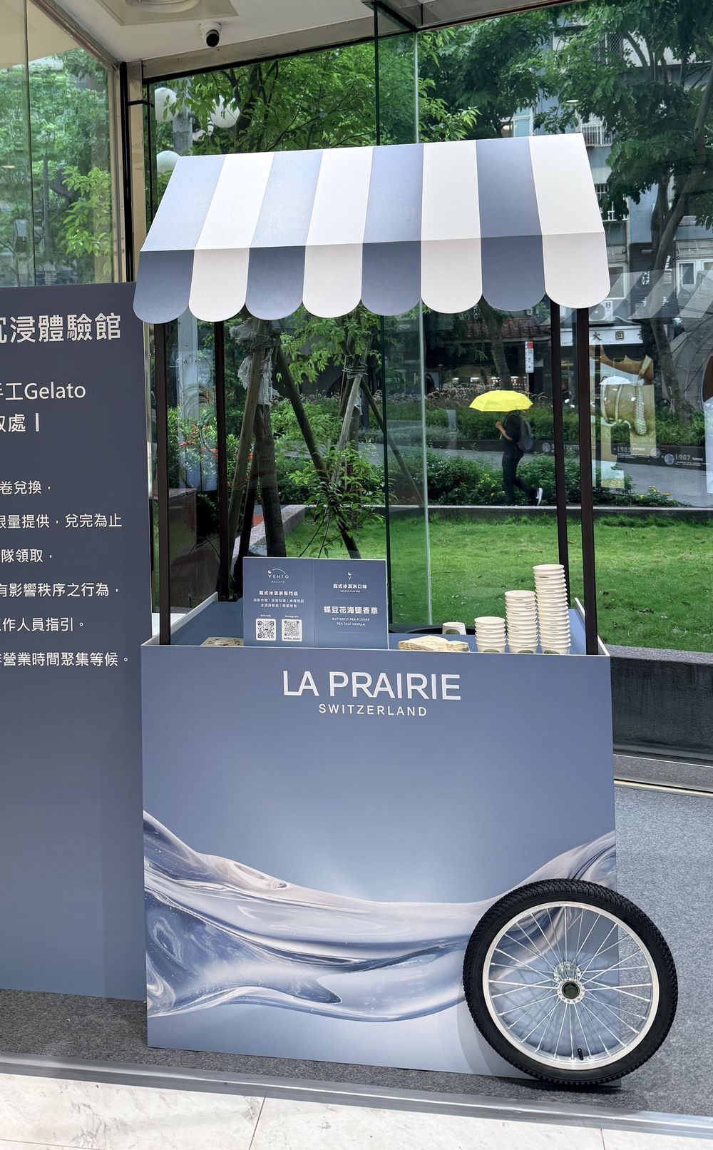 VENTO GELATO 冰淇淋餐車為品牌活動客製外觀,擺放口味看板