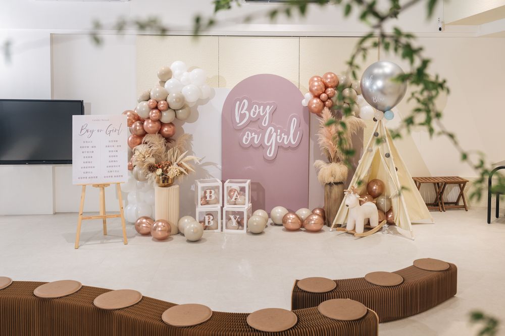 性別派對佈置:粉紫色拱形背板、氣球與帳篷