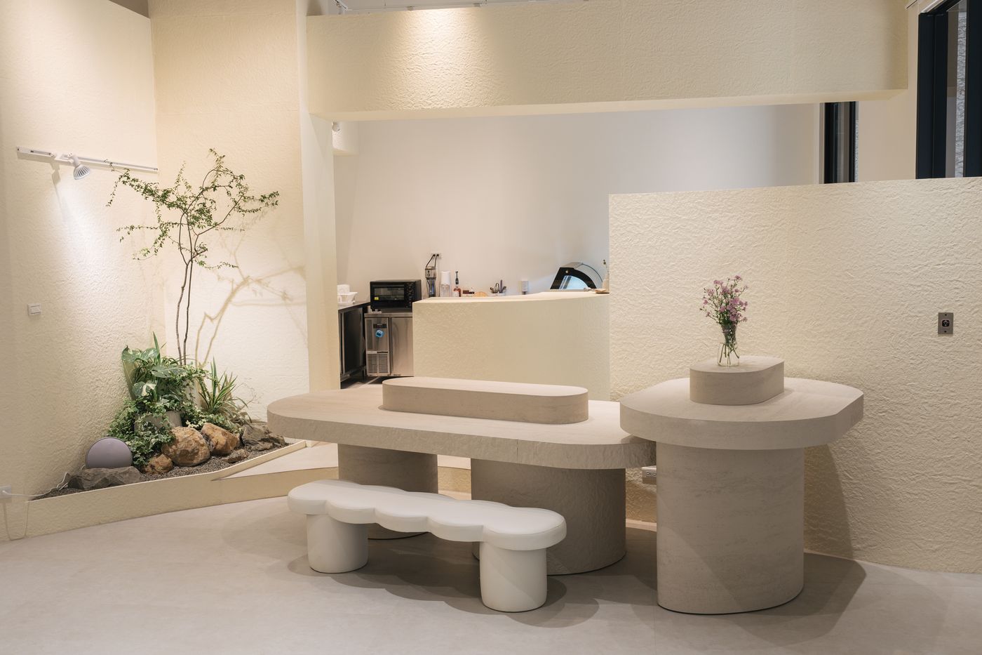 VENTO GELATO 青埔店店內空間，米白色牆面、石材桌椅與室內植栽