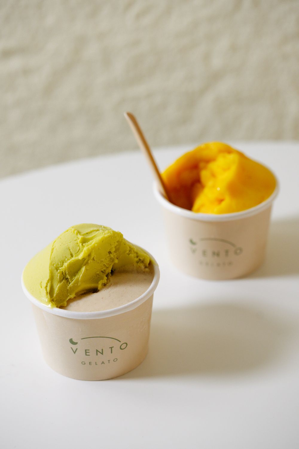 兩杯 VENTO GELATO 義式冰淇淋，綠色與黃色口味